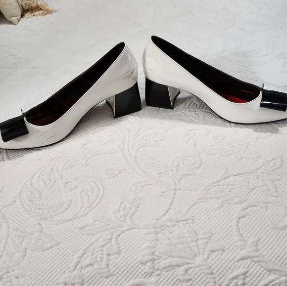 Women's shoes Size 8, black and White pump. - Picture 4 of 6